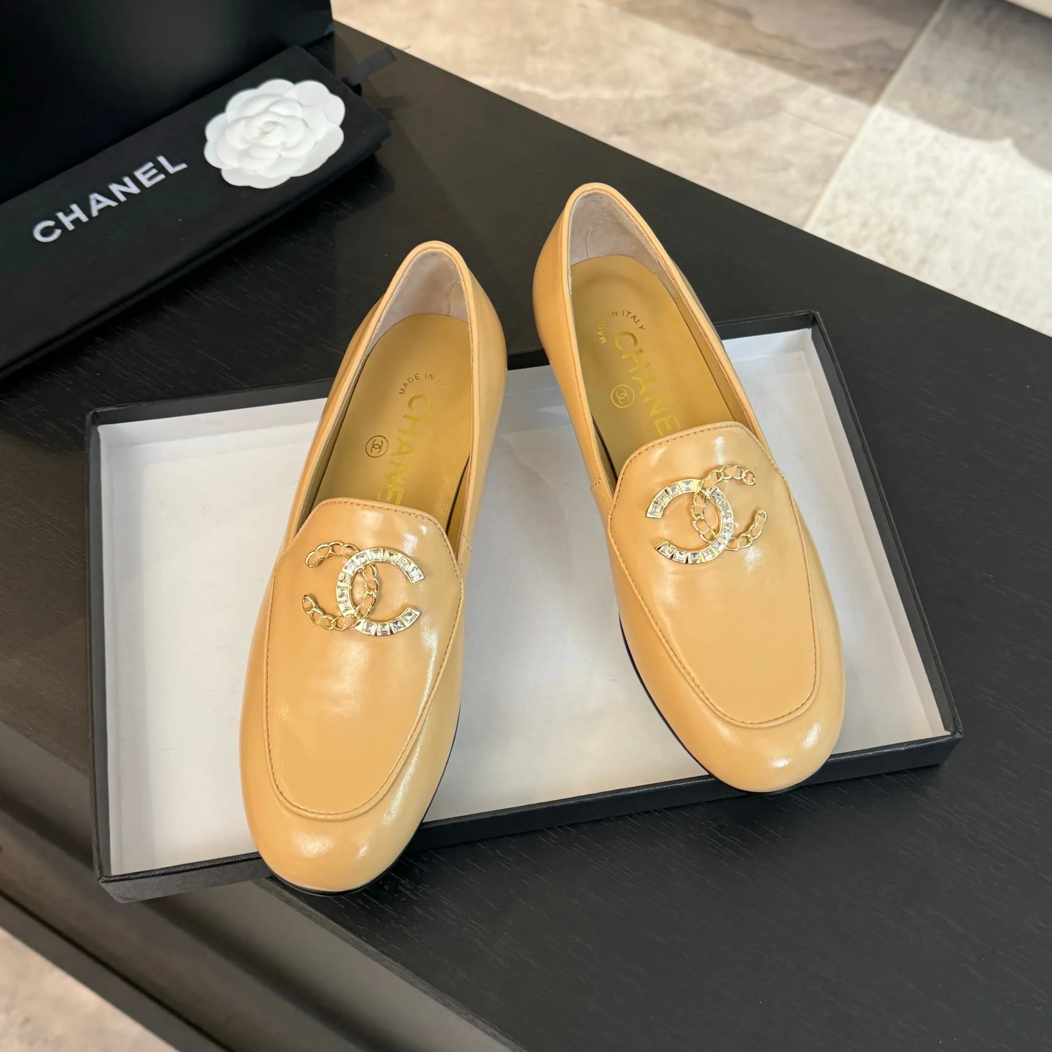 👟👟Ex-factory price 600👟👟 Purchasing-grade CHANEL Xiaoxiang classic retro shoes. I liked this pair at first sight. The design of the upper is very special. The classic hardware buckles embellished with Xiaoxiang are very CHANEL style. It has a high-end feel. The upper feet are very comfortable and soft. The feet are not afraid of being good-looking and comfortable. They are invincible when paired with mid-calf socks, skirts and trousers. It looks simple in style, but it has the effect of elongating the legs immediately on the feet, which is simple and does not lose personality. Adds a touch of coolness. Upper: imported mixed-breed lambskin. Lining: mixed-breed sheepskin. Soft, sweat-absorbent and breathable! Hardware: Exclusive original 1:1 mold development! Long-lasting and does not soften! Outsole: Genuine leather outsole imported from Italy. Height is about 2.5cm. Different market currency. We are different. Size: #34-42 (34 40 41 customized, non-refundable)